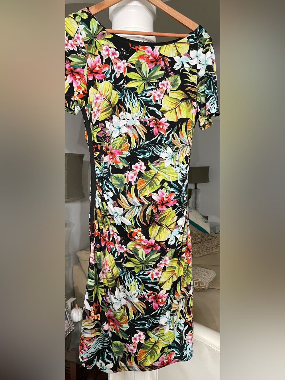 MAGGY LONDON women’s size 14 short sleeve, designed with vibrant tropical floral